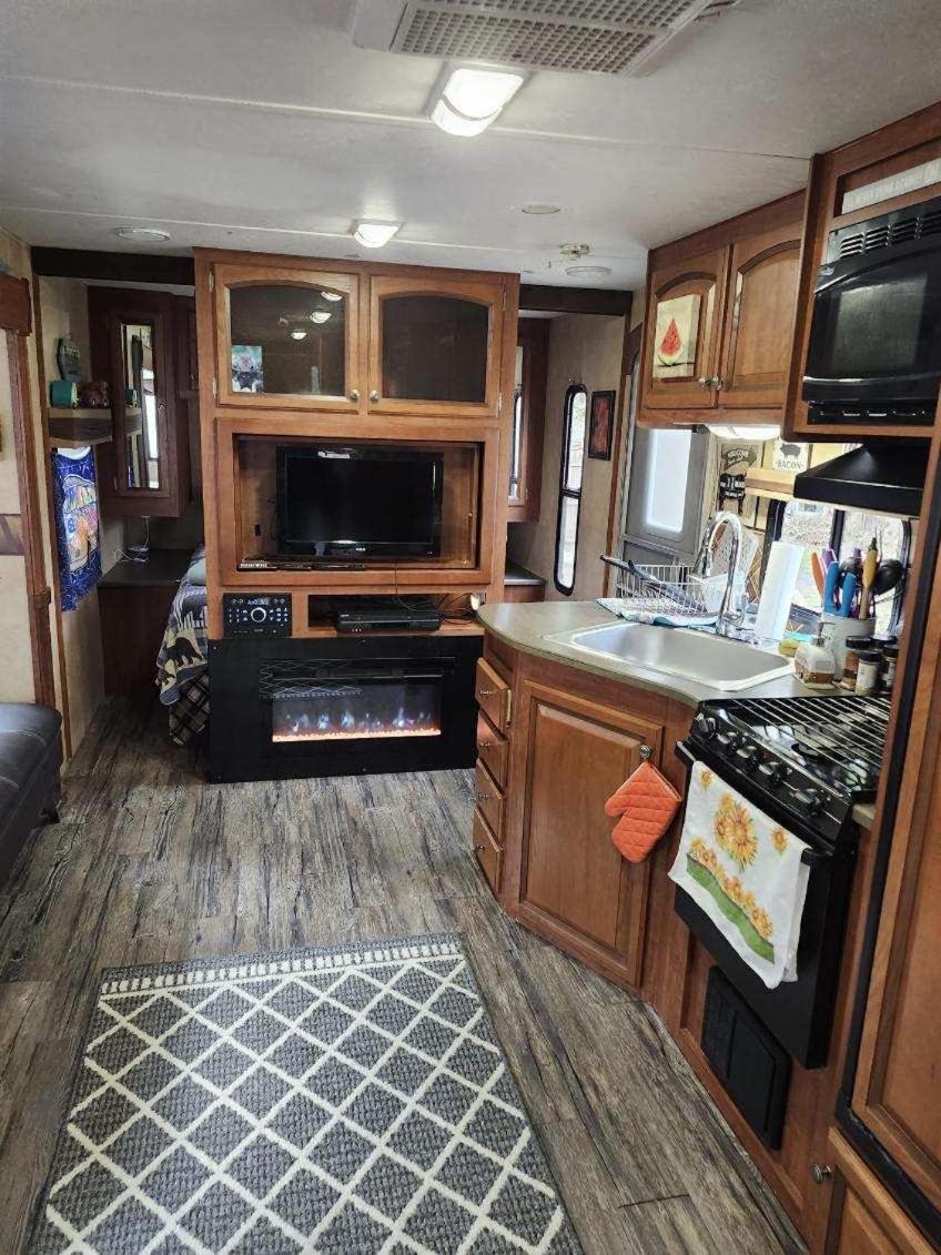 Rv Adventure Roscoe Pet Friendly Exterior foto